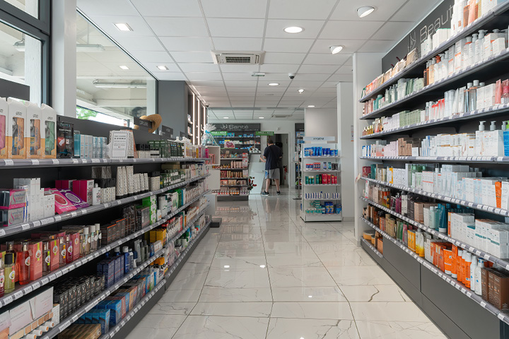 Vue sur le parcours client fluide reliant les différents corners de la pharmacie.
