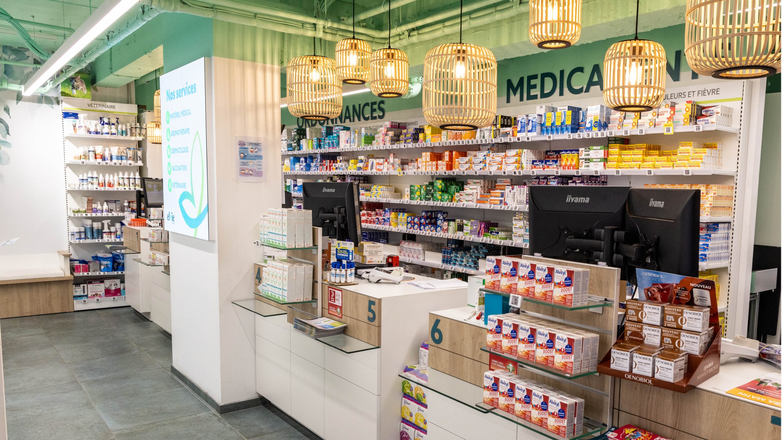 Comptoirs fonctionnels avec carrelage distinctif, favorisant un parcours client intuitif.
