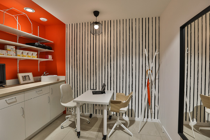 Cabine de confidentialité : espace confidentiel pour consultations et suivi personnalisé.