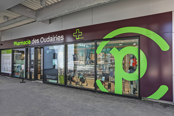 Façade de la pharmacie des oudairies avec la signalétique de Giropharm.