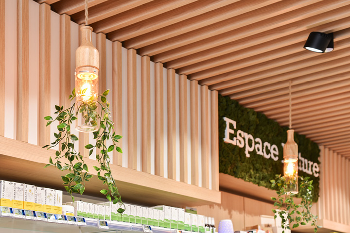Espace nature mettant en avant les produits bien-être et phytothérapie, avec éléments végétaux et bois pour une ambiance zen.