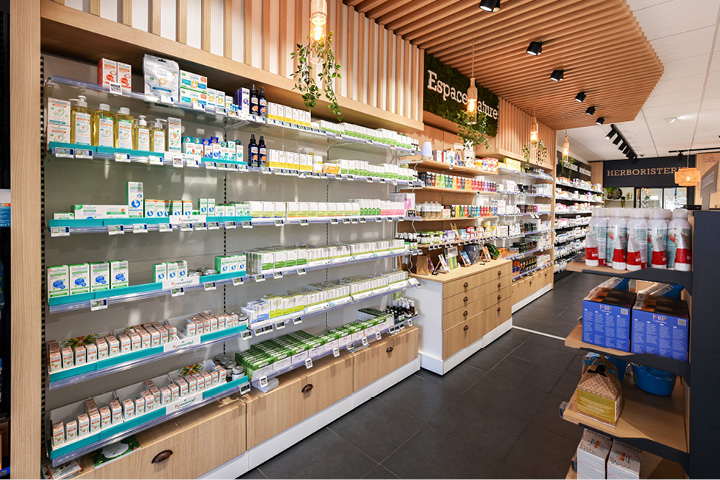 Espace nature mettant en avant les produits bien-être et phytothérapie, avec éléments végétaux et bois pour une ambiance zen.
