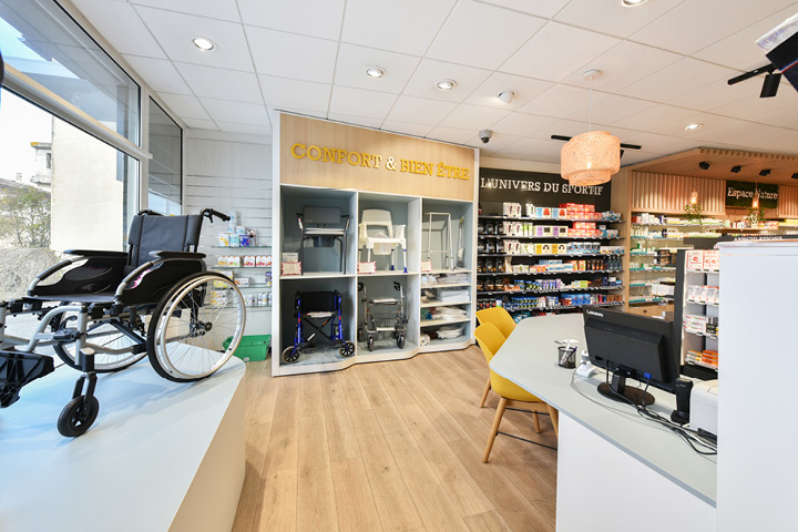 Espace maintien à domicile dédié aux aides techniques et équipements médicaux, agencé pour un accès clair et fonctionnel.