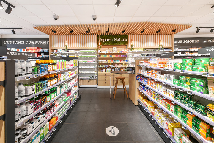 Espace nature mettant en avant les produits bien-être et phytothérapie, avec éléments végétaux et bois pour une ambiance zen.