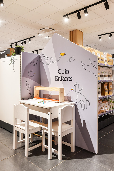 Coin d’attente enfant aménagé avec des assises confortables et des touches colorées pour un accueil chaleureux et familial.