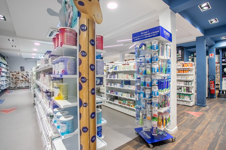 Espace de vente rénové et lumineux de la Pharmacie du Marigot, combinant modernité, design graphique et circulation fluide.