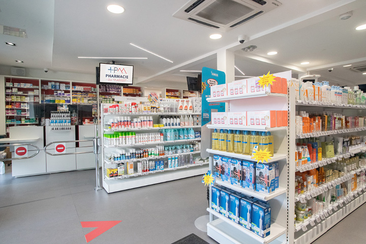 Espace de vente rénové et lumineux de la Pharmacie du Marigot, combinant modernité, design graphique et circulation fluide.