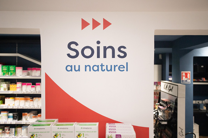 Signalétique graphique personnalisée et colorée guidant la patientèle tout au long de son parcours dans la Pharmacie du Marigot.