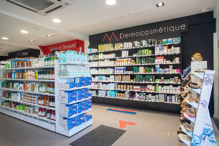 Espace de vente rénové et lumineux de la Pharmacie du Marigot, combinant modernité, design graphique et circulation fluide.