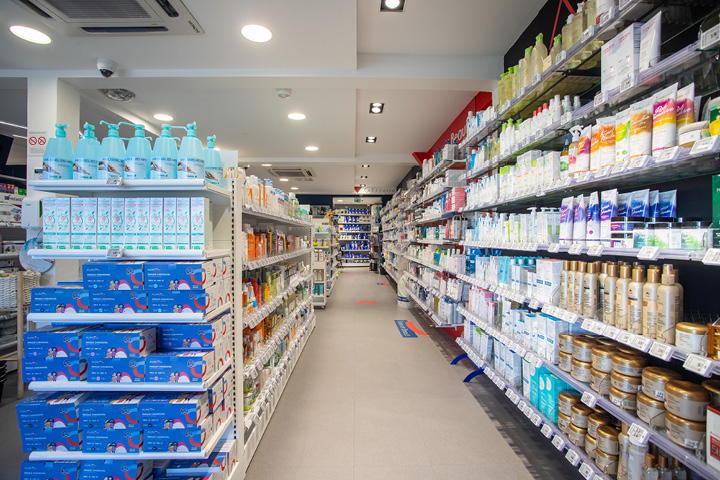 Espace de vente rénové et lumineux de la Pharmacie du Marigot, combinant modernité, design graphique et circulation fluide.