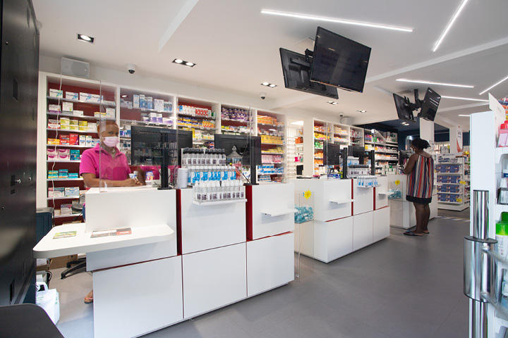 Comptoirs modernes de la Pharmacie du Marigot, placés stratégiquement à la sortie pour fluidifier le parcours client.