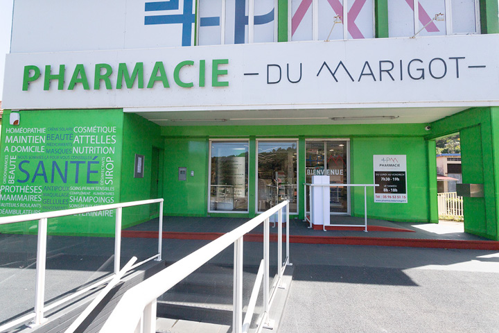 Façade modernisée de la Pharmacie du Marigot en Martinique, avec logo repensé et identité colorée bleu.