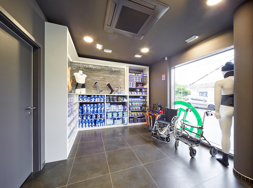 Espace orthopédie et maintien à domicile — zone fonctionnelle et visible depuis l’entrée, dédiée au conseil santé personnalisé.