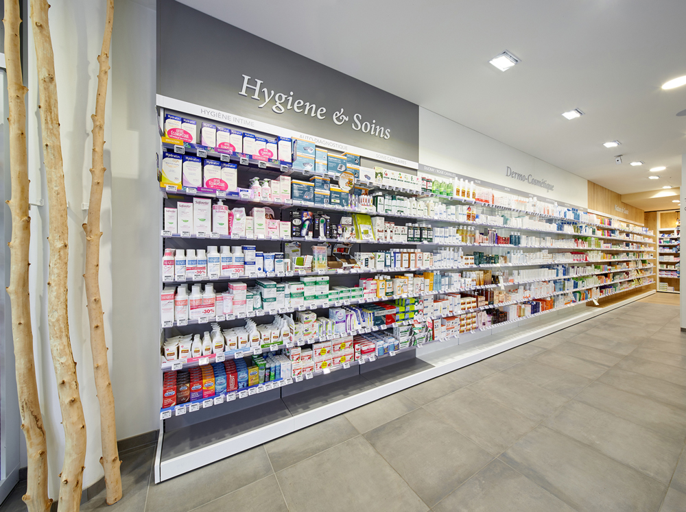 Front office et mobilier mixte — alternance d’éléments naturels et fonctionnels pour un espace fluide et moderne.