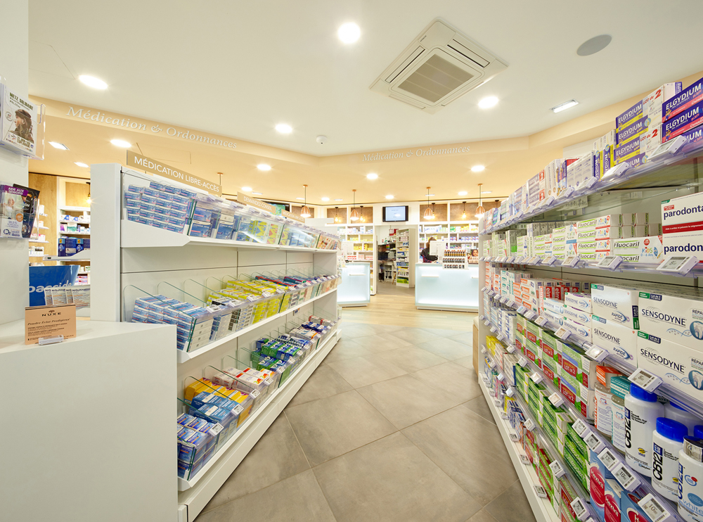 Front office et mobilier mixte — alternance d’éléments naturels et fonctionnels pour un espace fluide et moderne.