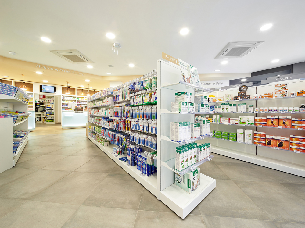 Front office et mobilier mixte — alternance d’éléments naturels et fonctionnels pour un espace fluide et moderne.