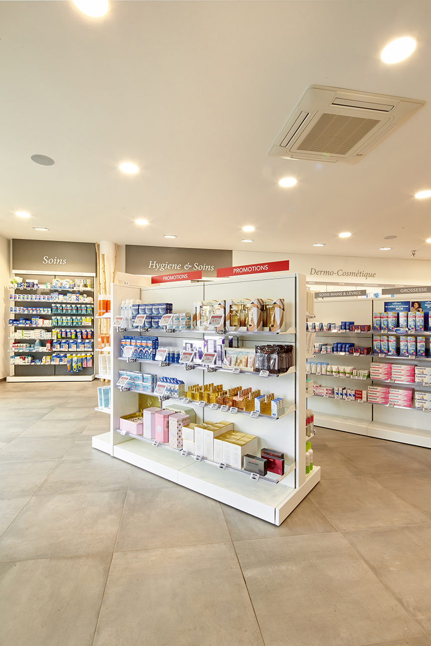 Front office et mobilier mixte — alternance d’éléments naturels et fonctionnels pour un espace fluide et moderne.