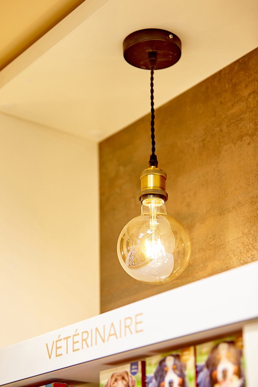 Focus sur les luminaires suspendus — ambiance cocooning et lumière maîtrisée pour un confort visuel optimal.