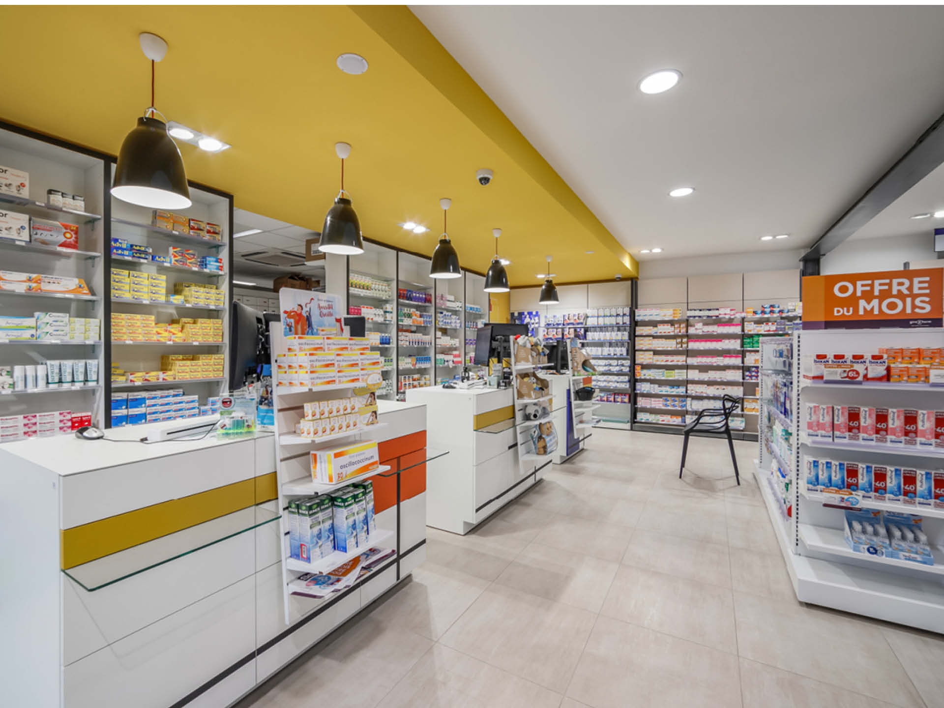 Comptoirs modernes et lumineux, ornés d’un jeu graphique tricolore rappelant l’identité Giropharm.