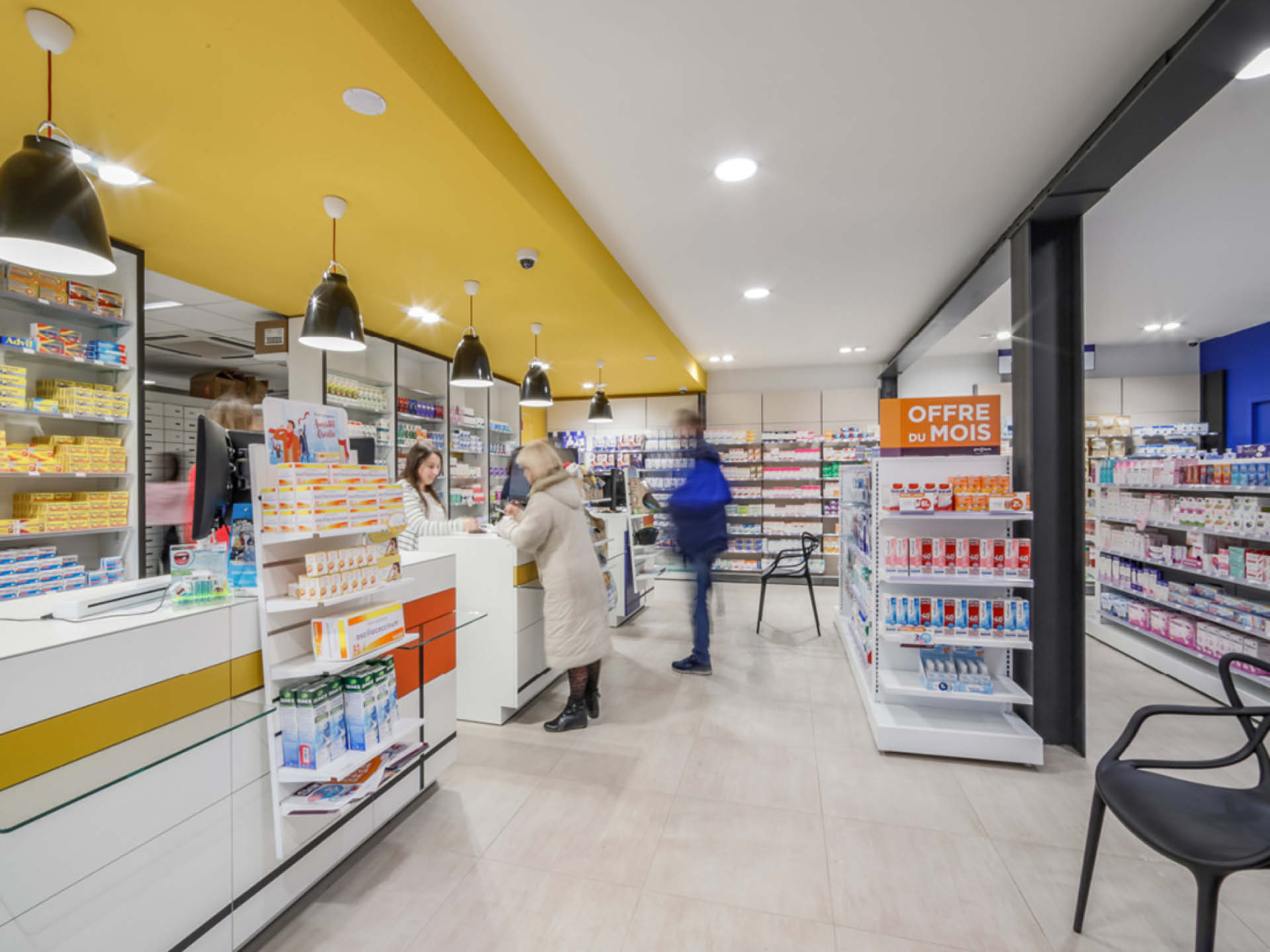 Comptoirs modernes et lumineux, ornés d’un jeu graphique tricolore rappelant l’identité Giropharm.