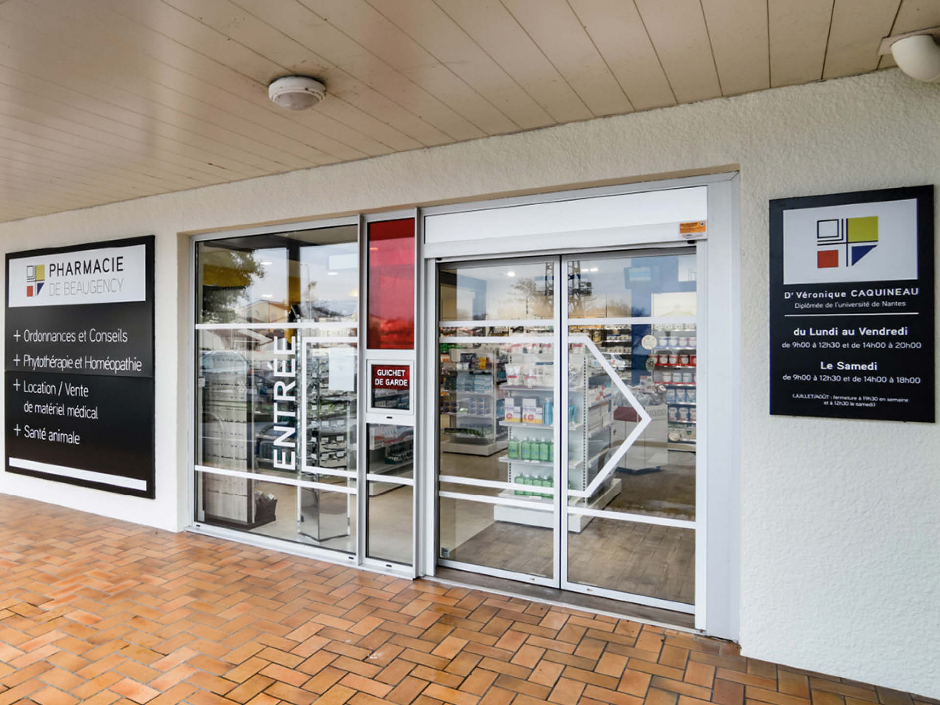 Façade de la Pharmacie de Beaugency à Saint-Sébastien-sur-Loire, mise en valeur par une signalétique inspirée du style Bauhaus et une vitrophanie colorée.