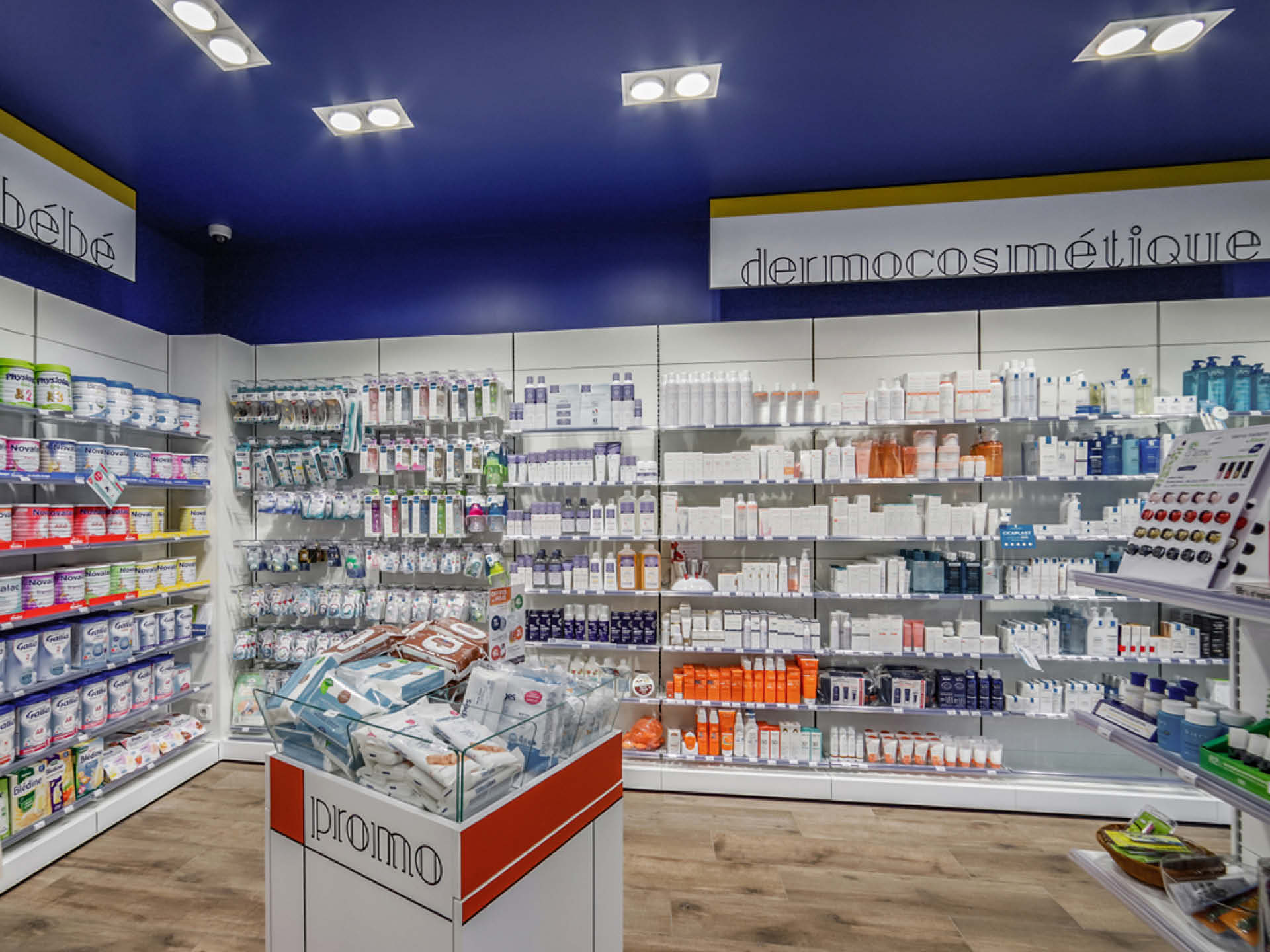 Espace de vente spacieux et épuré, où la sectorisation claire facilite la circulation et la découverte des produits.