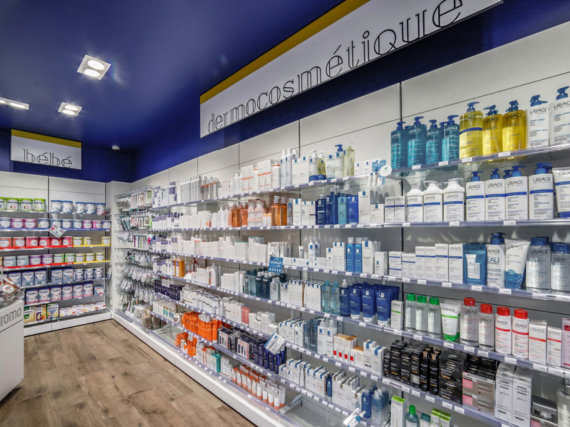 Espace de vente spacieux et épuré, où la sectorisation claire facilite la circulation et la découverte des produits.