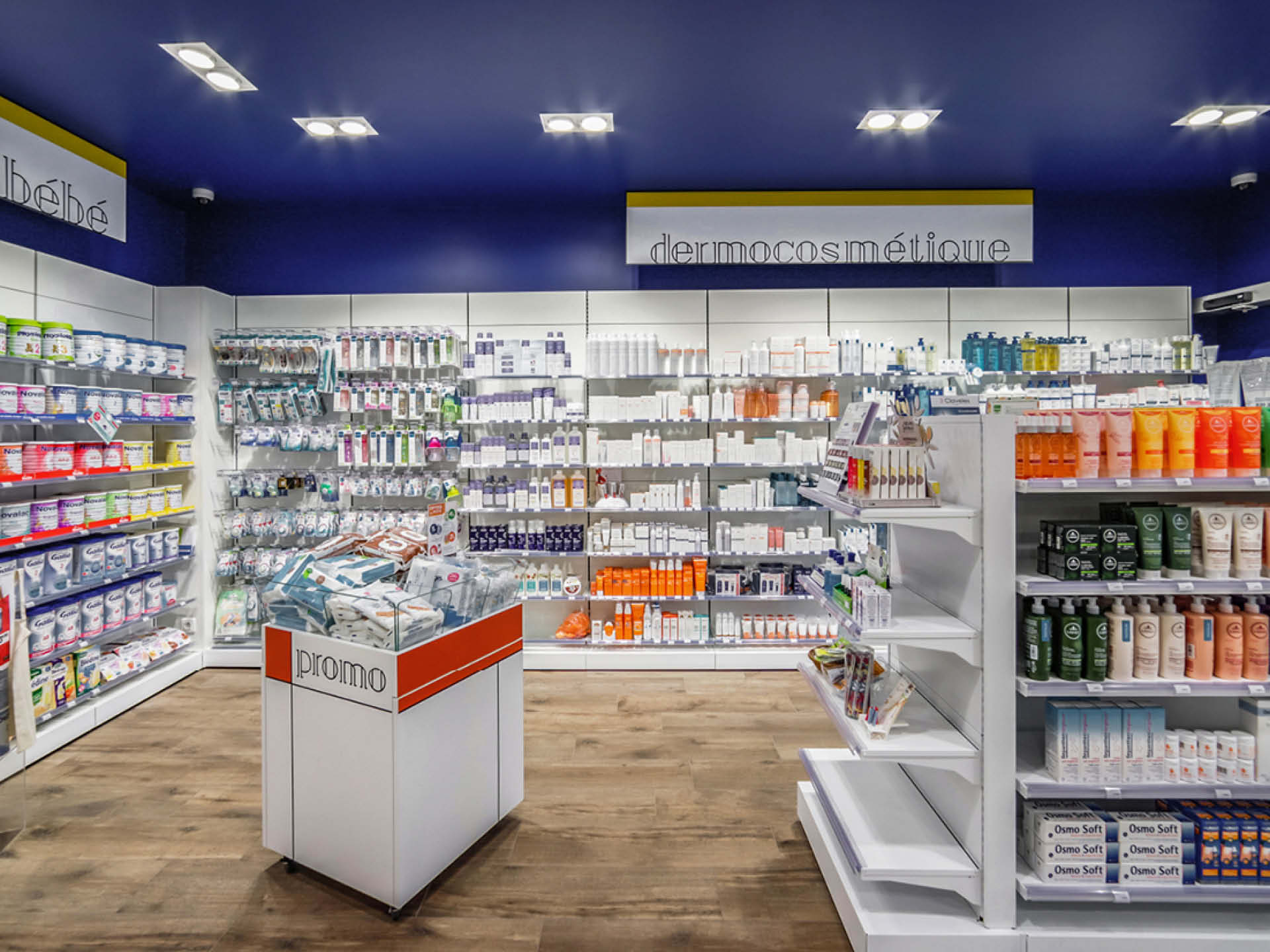 Espace de vente spacieux et épuré, où la sectorisation claire facilite la circulation et la découverte des produits.