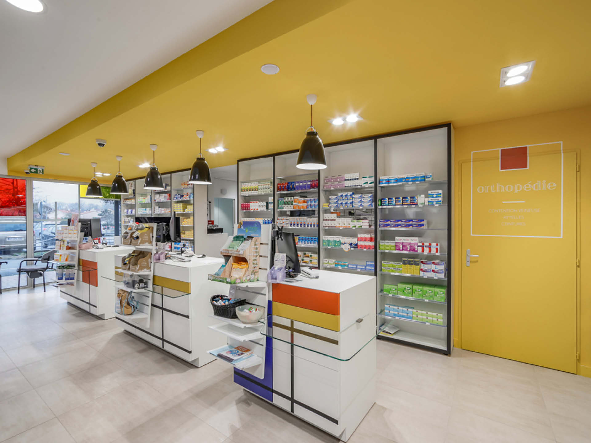 Comptoirs modernes et lumineux, ornés d’un jeu graphique tricolore rappelant l’identité Giropharm.