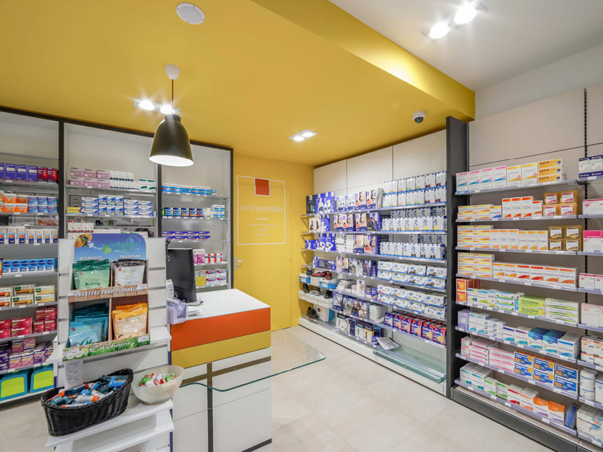 Comptoirs modernes et lumineux, ornés d’un jeu graphique tricolore rappelant l’identité Giropharm.