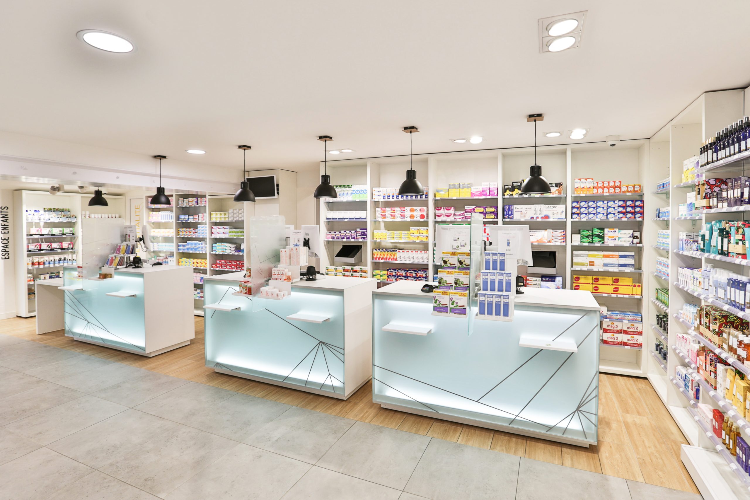 Vue qui représente un comptoir de la gamme Flint créé par Mobil M en pharmacie