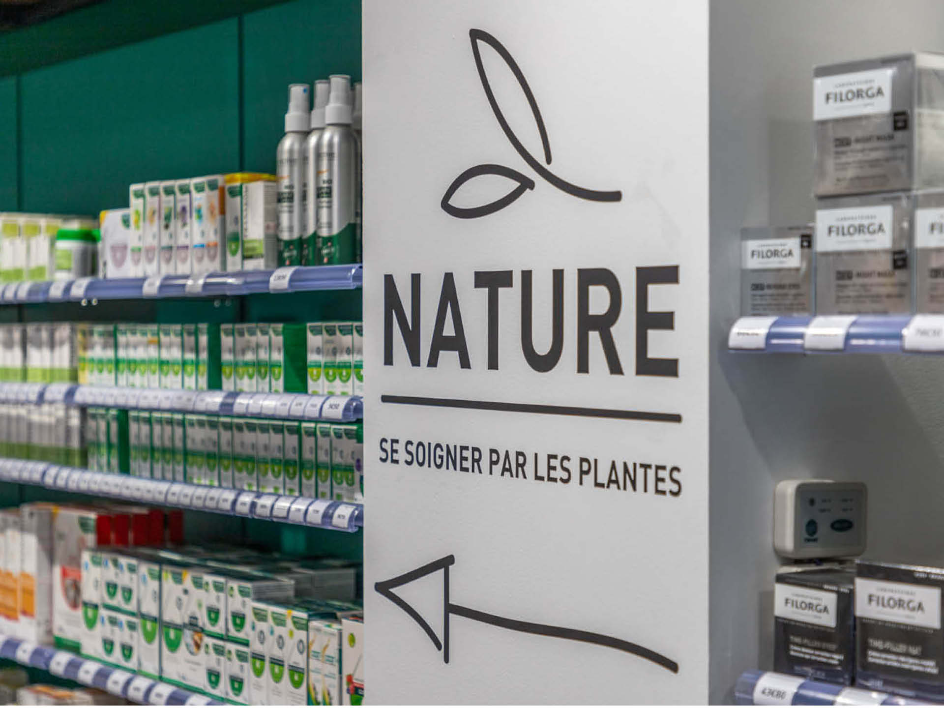 Vue générale de l’espace Nature avec mobilier spécifique et signalétique lumineuse valorisant les produits et facilitant le parcours client.