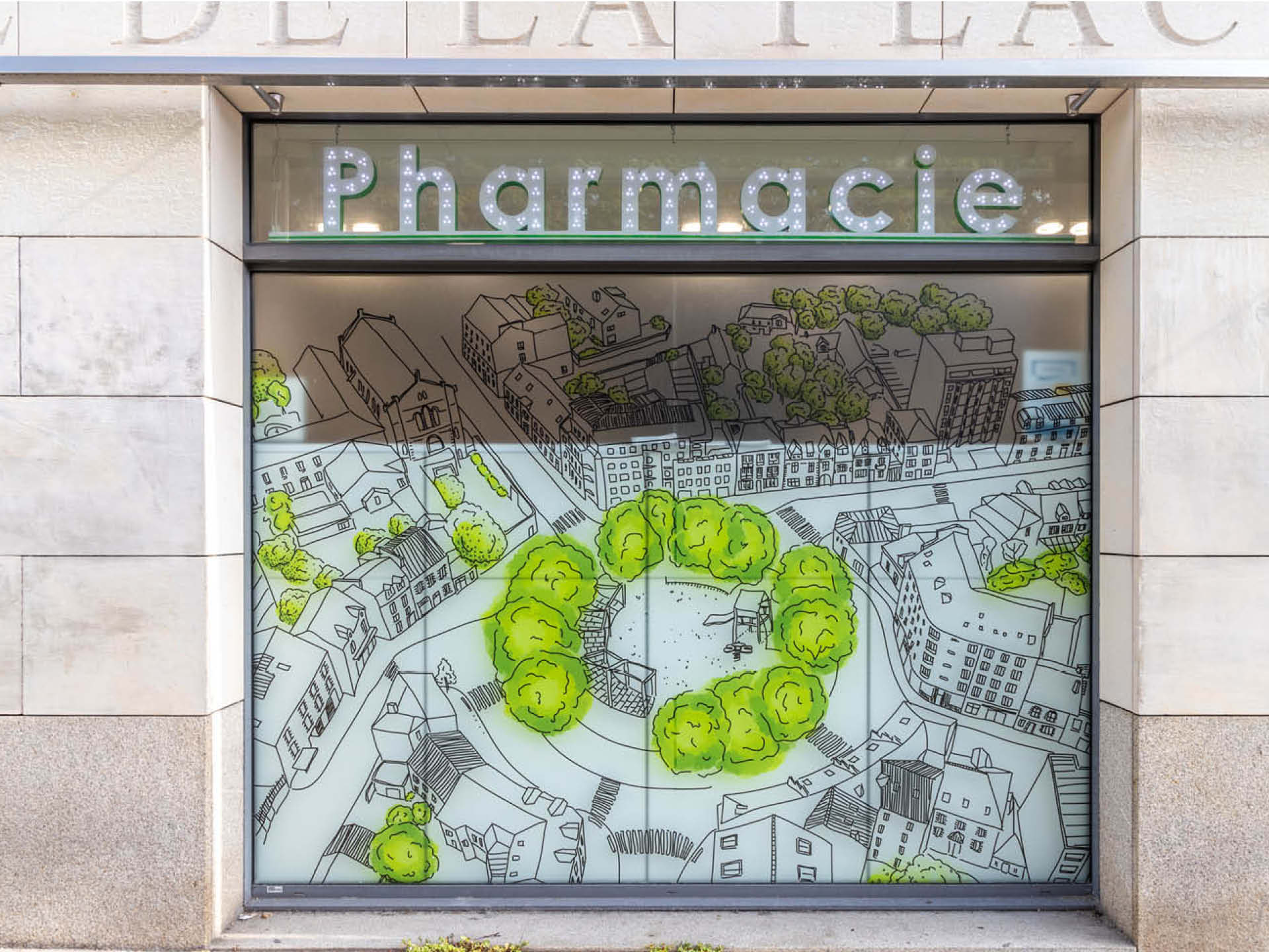 Vitrophanie personnalisée de la Pharmacie Canclaux, illustrant l’identité locale et renforçant la visibilité extérieure et la différenciation de l’officine.