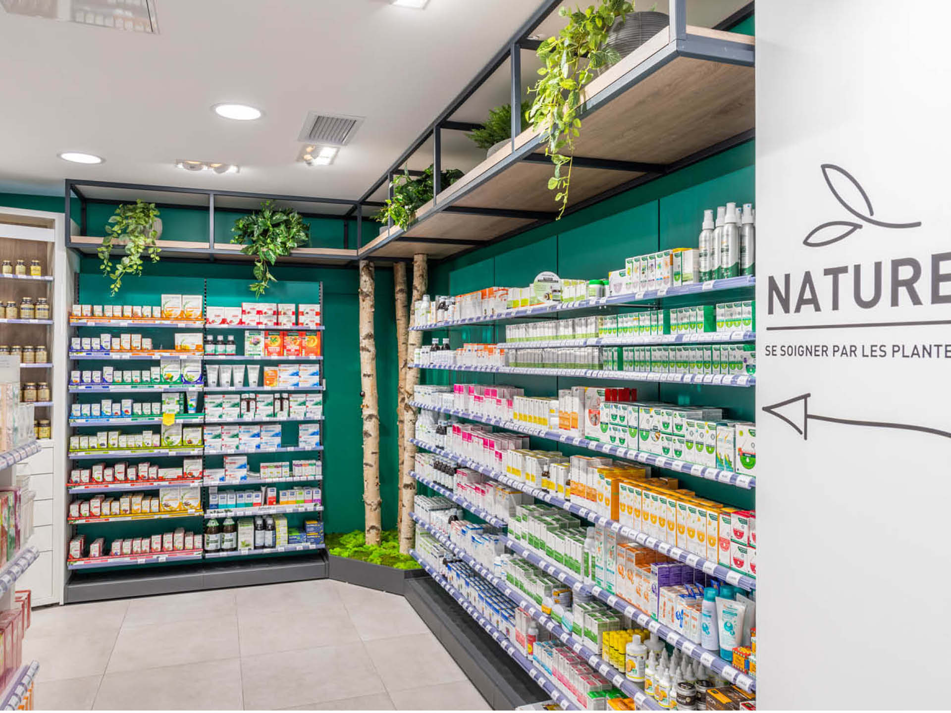 Vue générale de l’espace Nature avec mobilier spécifique et signalétique lumineuse valorisant les produits et facilitant le parcours client.