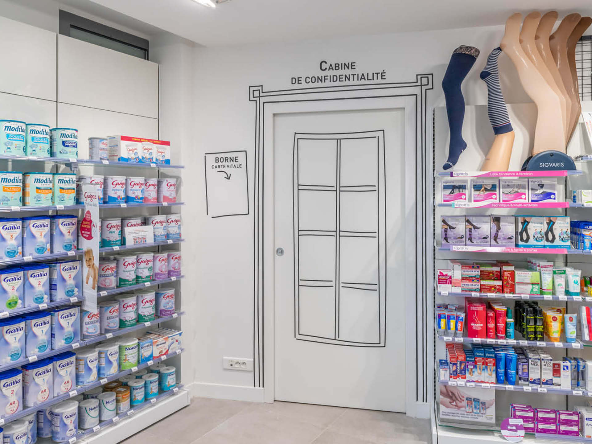 Porte de la cabine de confidentialité avec motifs graphiques personnalisés, offrant intimité et design dans la pharmacie.