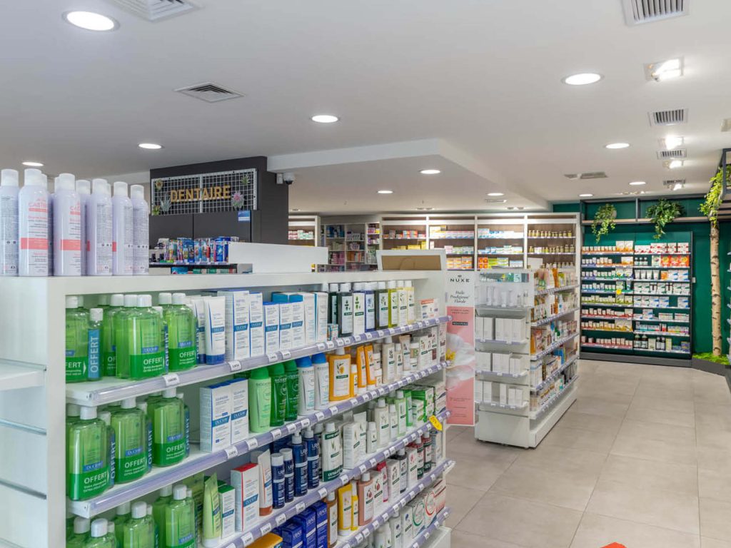 Vue générale de l’espace de vente, montrant l’organisation fluide des corners Nature, Beauté et Soins et l’implantation stratégique des zones.