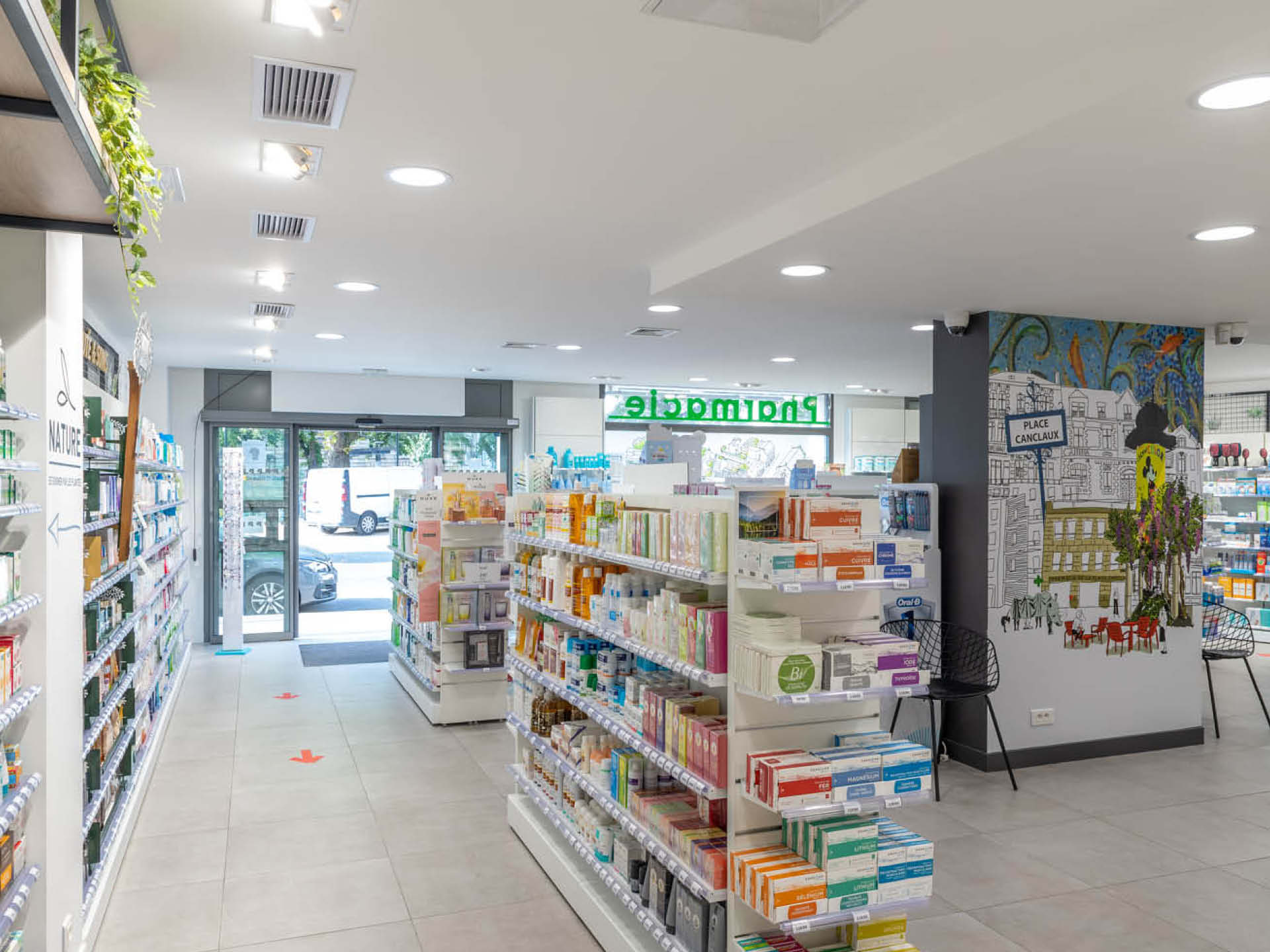 Vue générale de l’espace de vente, montrant l’organisation fluide des corners Nature, Beauté et Soins et l’implantation stratégique des zones.