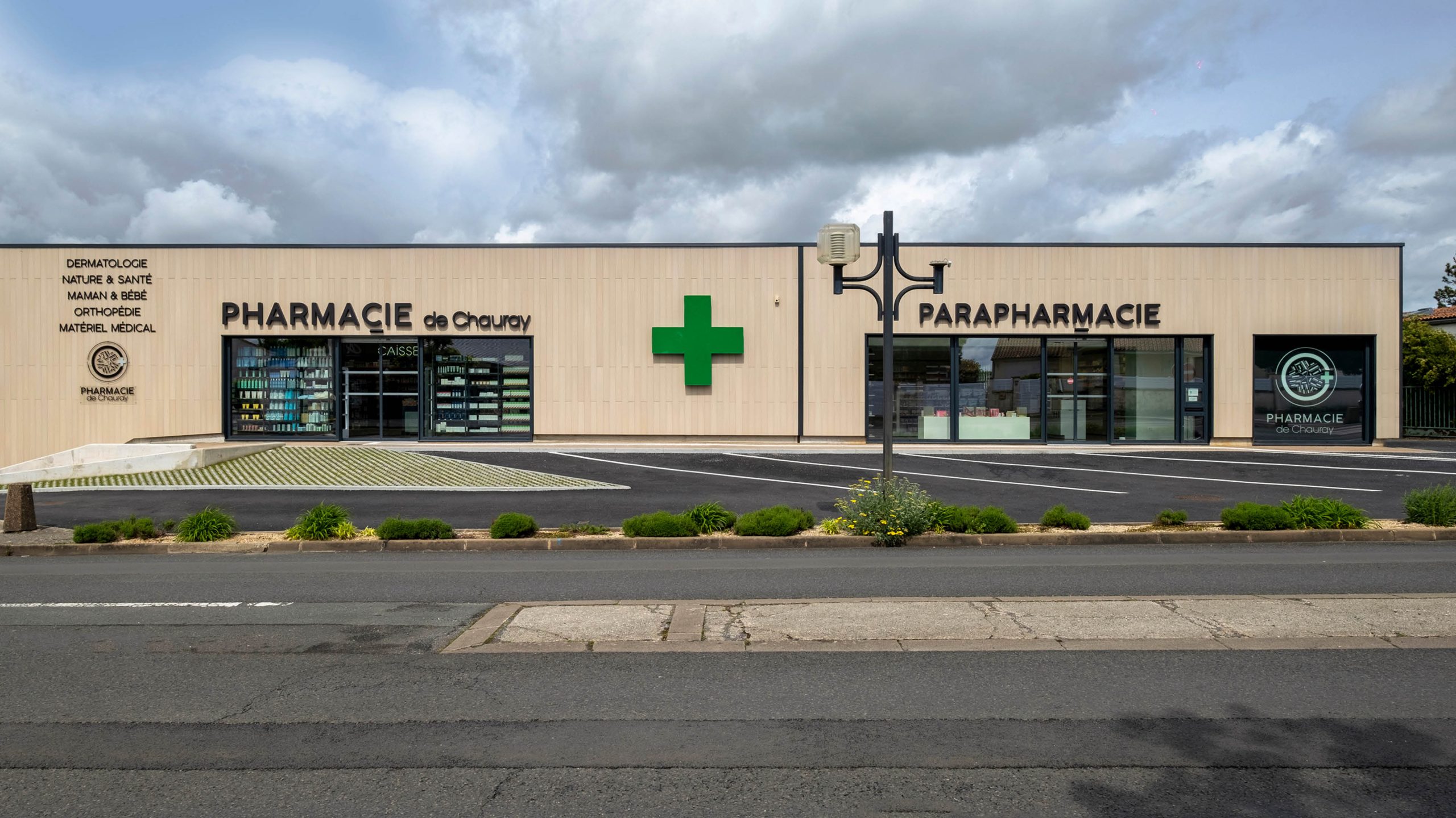 Façade moderne de la Pharmacie de Chauray, harmonisant l’ancien et le nouveau bâtiment.