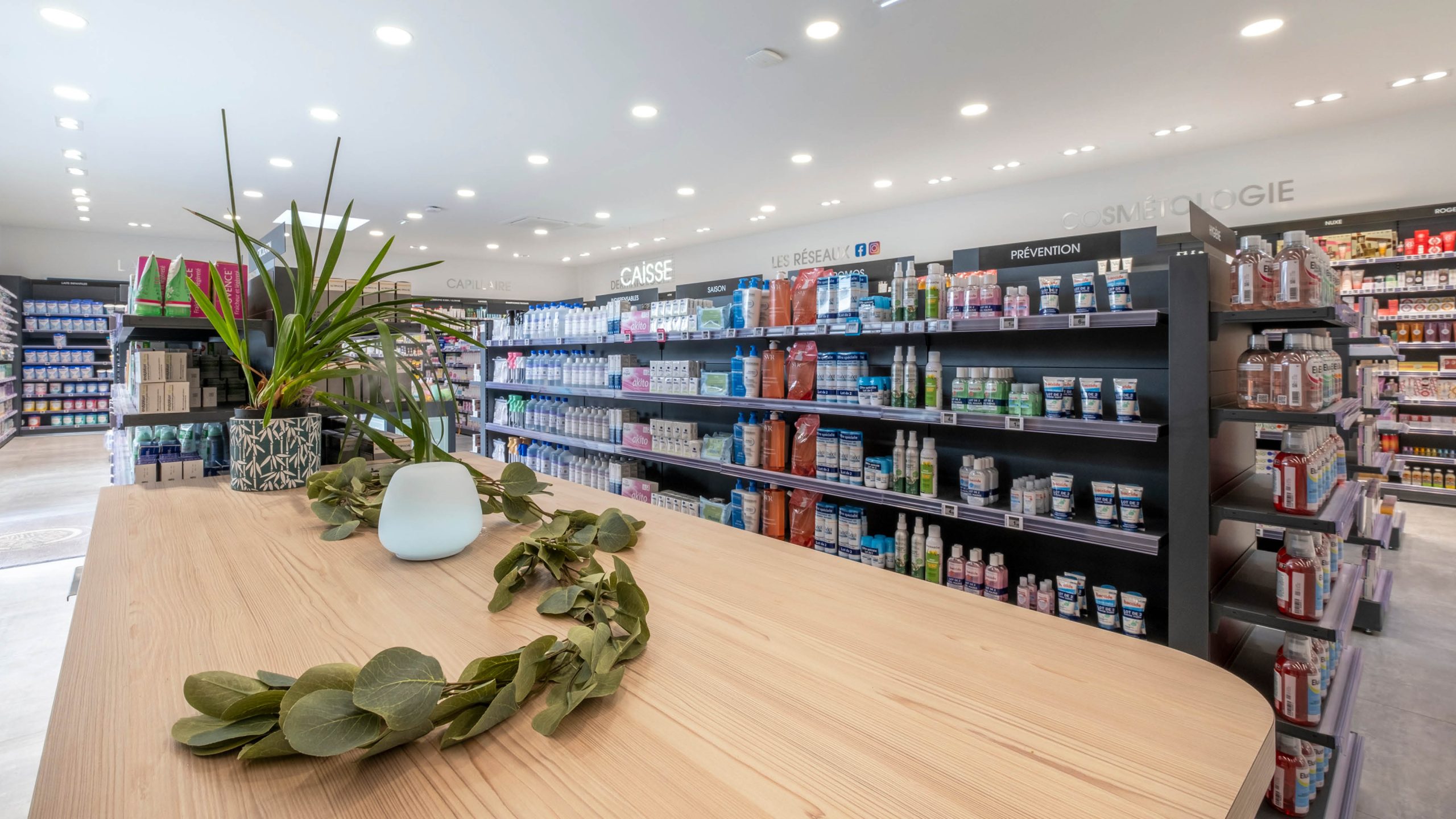 Table centrale dans l’espace de vente, apportant un point focal relaxant et design.