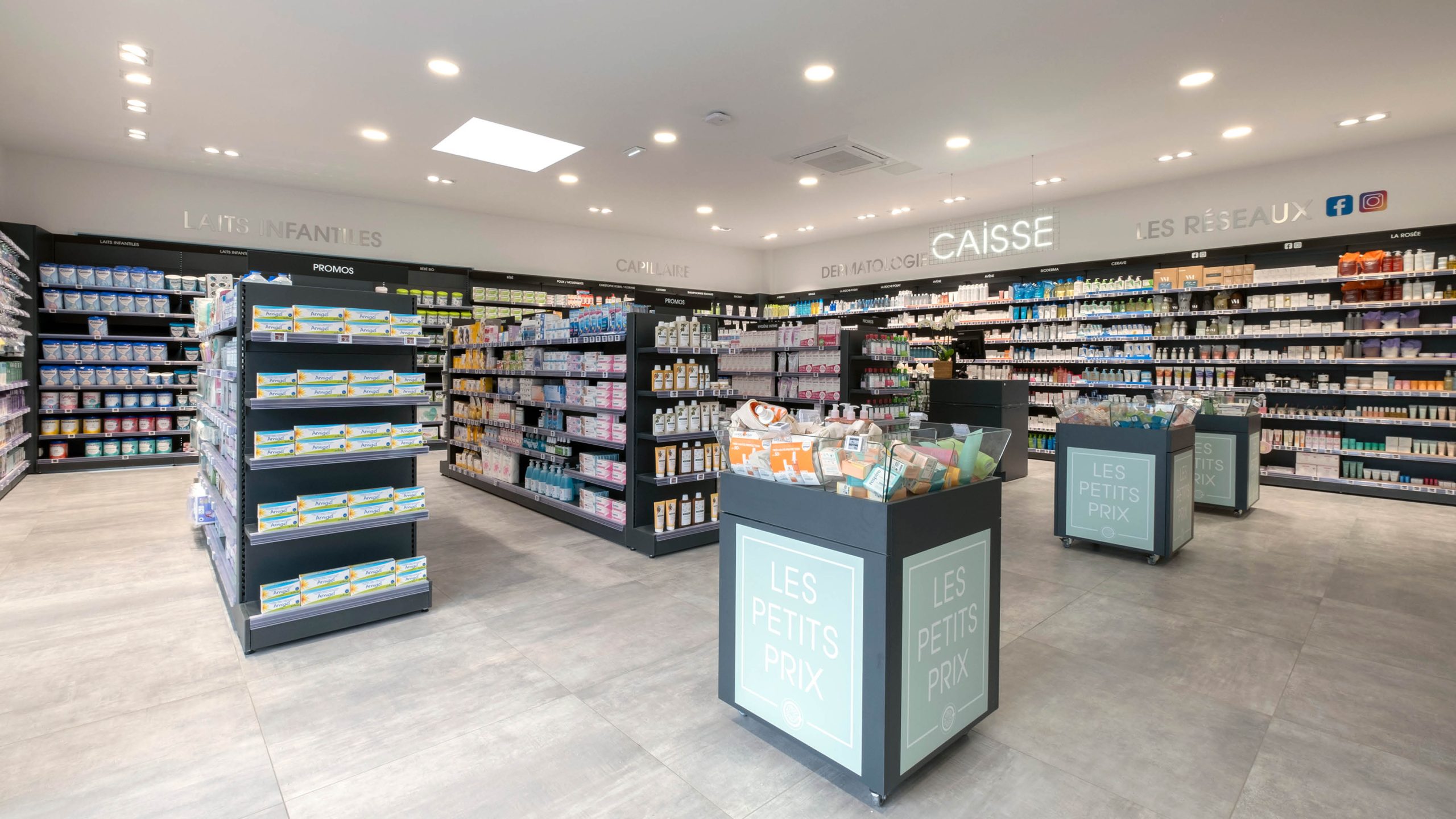 Vue générale de l’espace agencé, optimisant le parcours client et la visibilité des produits.