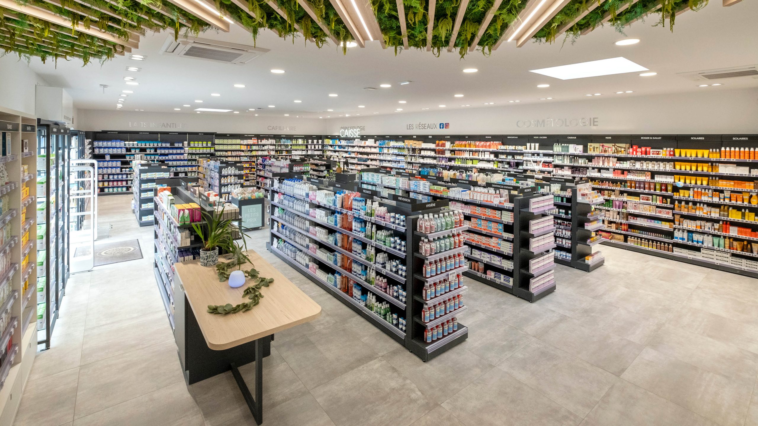 Vue générale de l’espace agencé, optimisant le parcours client et la visibilité des produits.