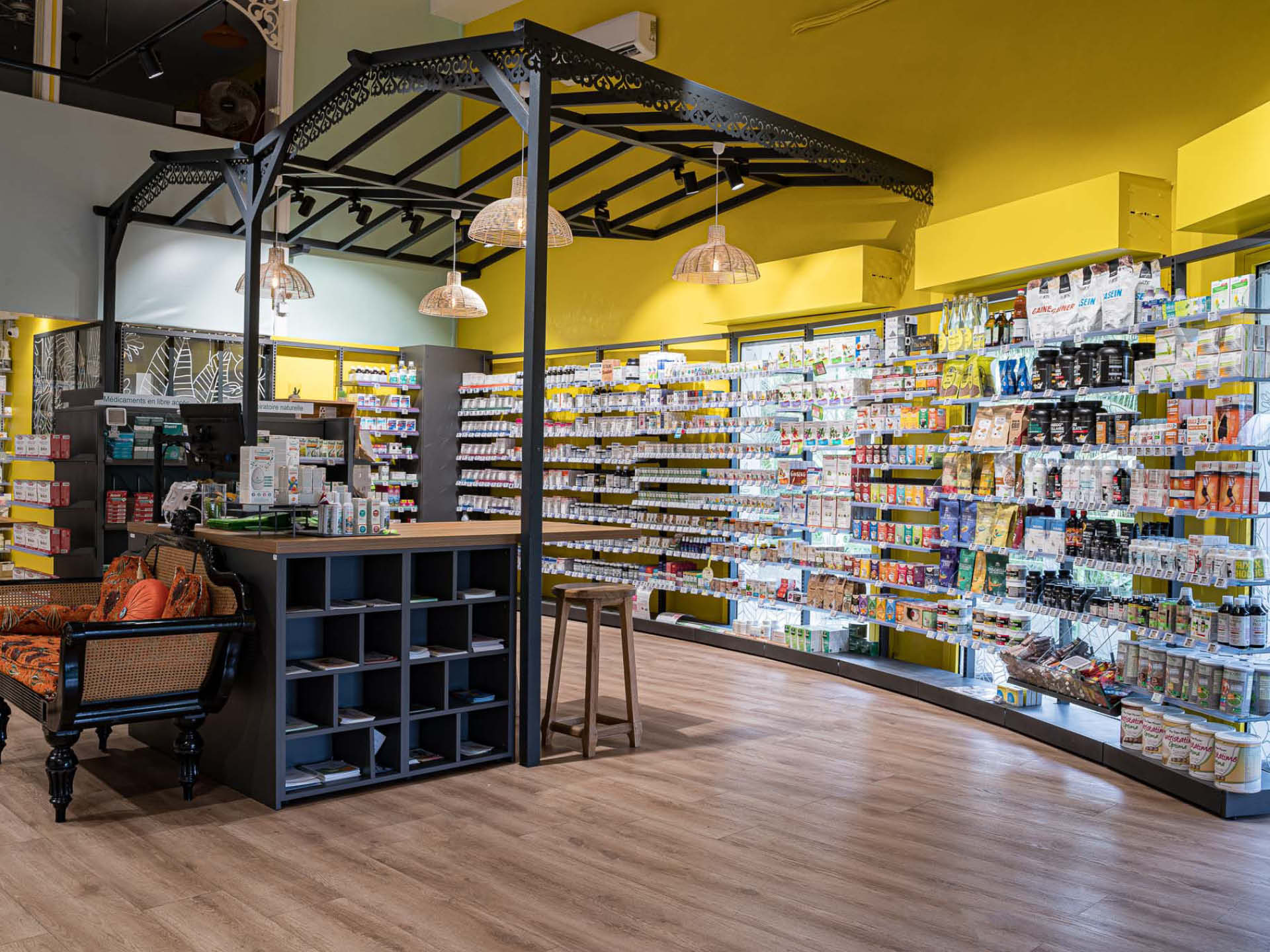 Espace animation beauté – Corner beauté lumineux dédié aux animations et conseils personnalisés.