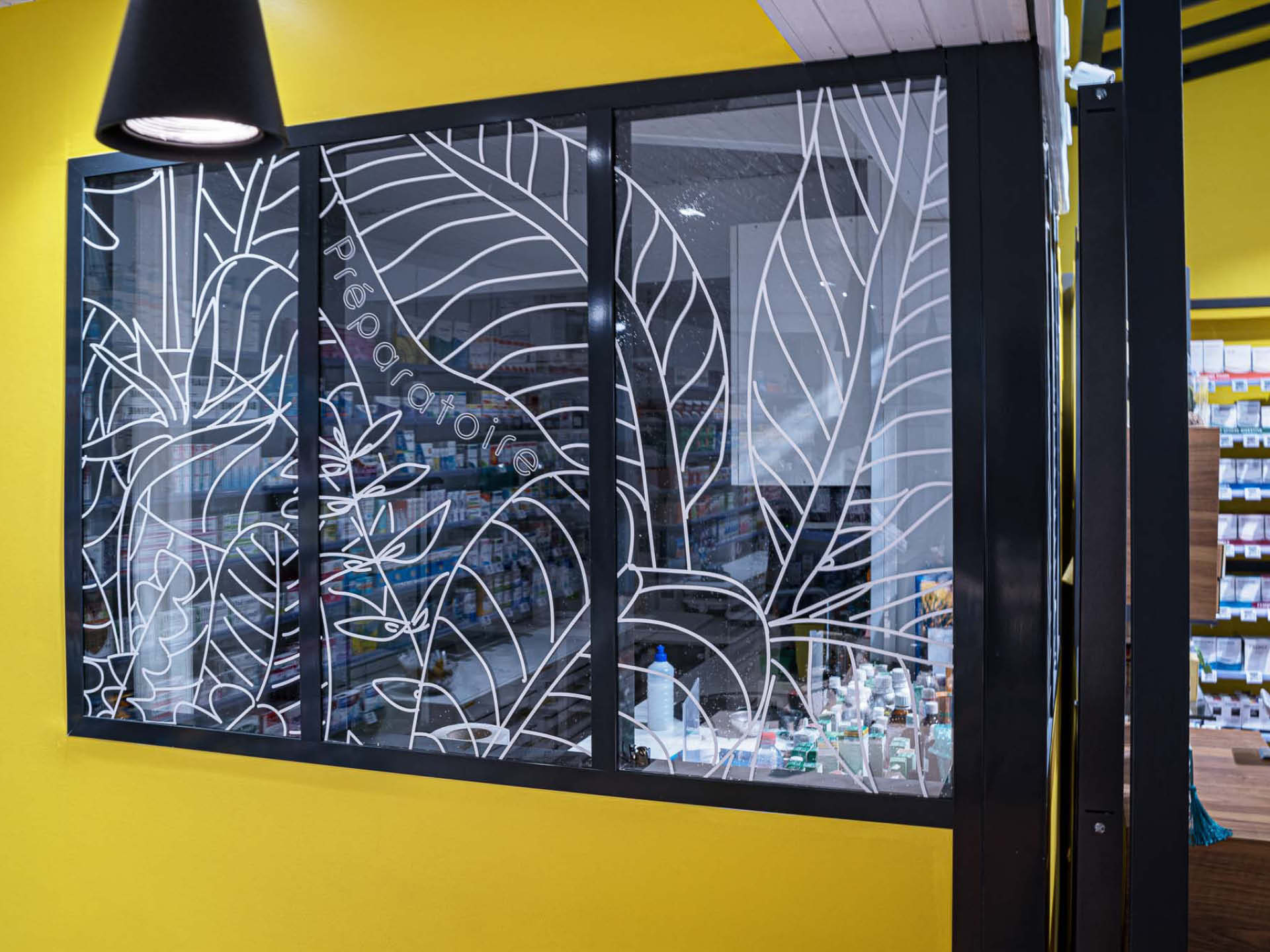 Cabine de confidentialité – Cabine de confidentialité moderne et apaisante, favorisant un échange confidentiel entre patient et pharmacien.