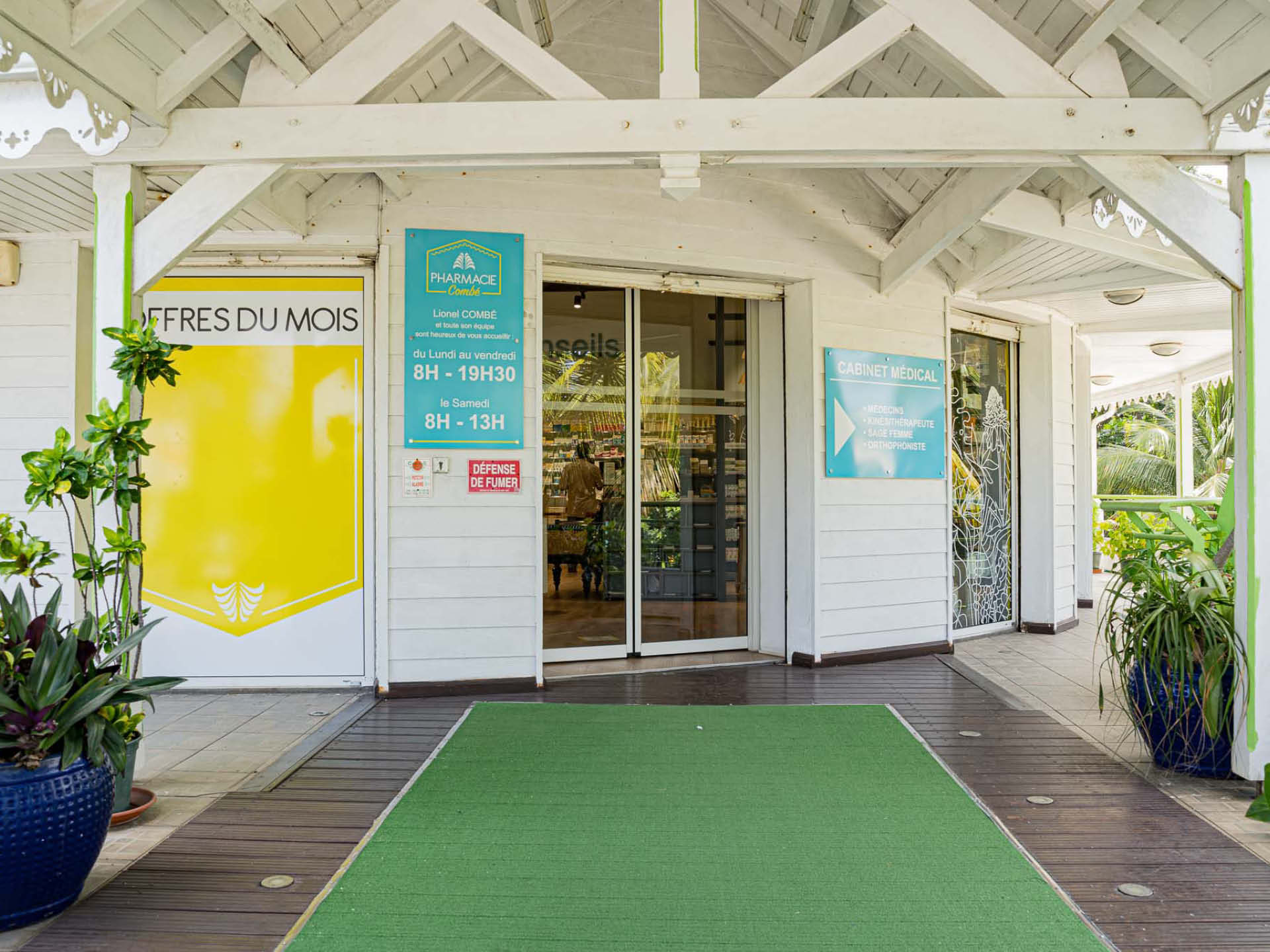 Façade – Façade rénovée de la Pharmacie Combé à Capesterre-Belle-Eau, combinant architecture créole et design moderne.