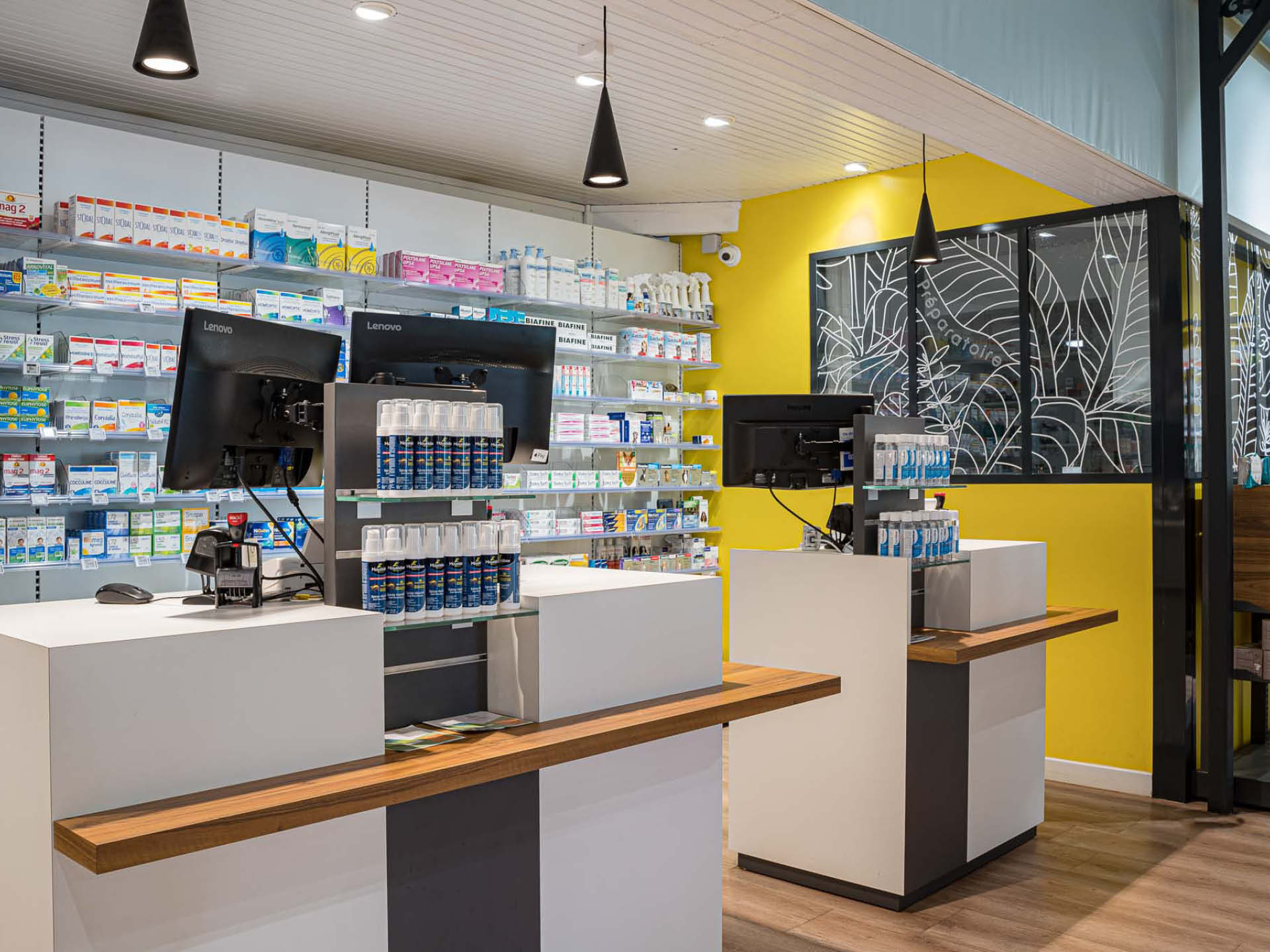 Comptoir – Comptoir sur-mesure alliant bois et teintes pastel, conçu pour renforcer la proximité avec les clients.