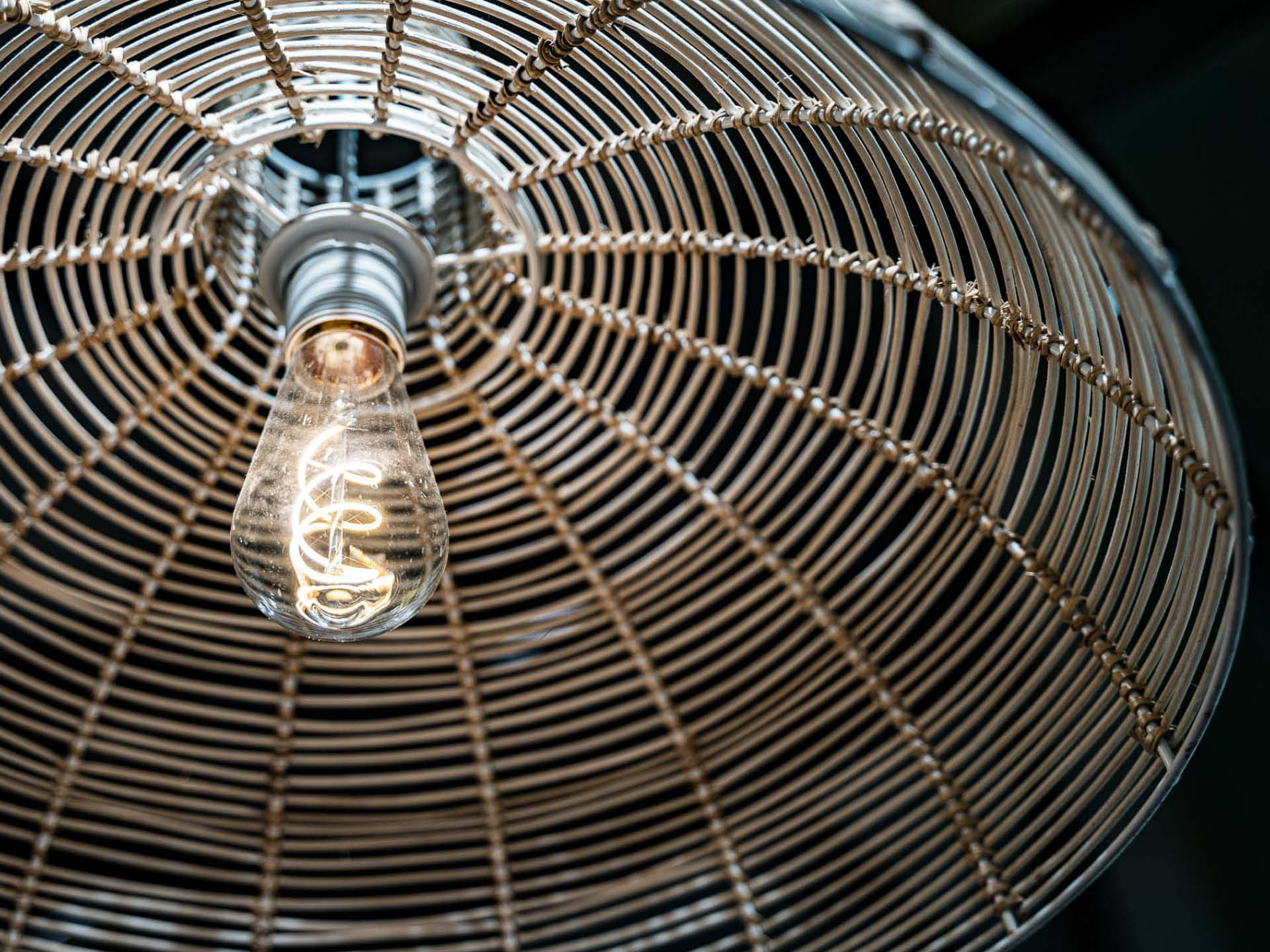 Éclairage – Mise en lumière des espaces clés avec un éclairage chaleureux et directionnel.