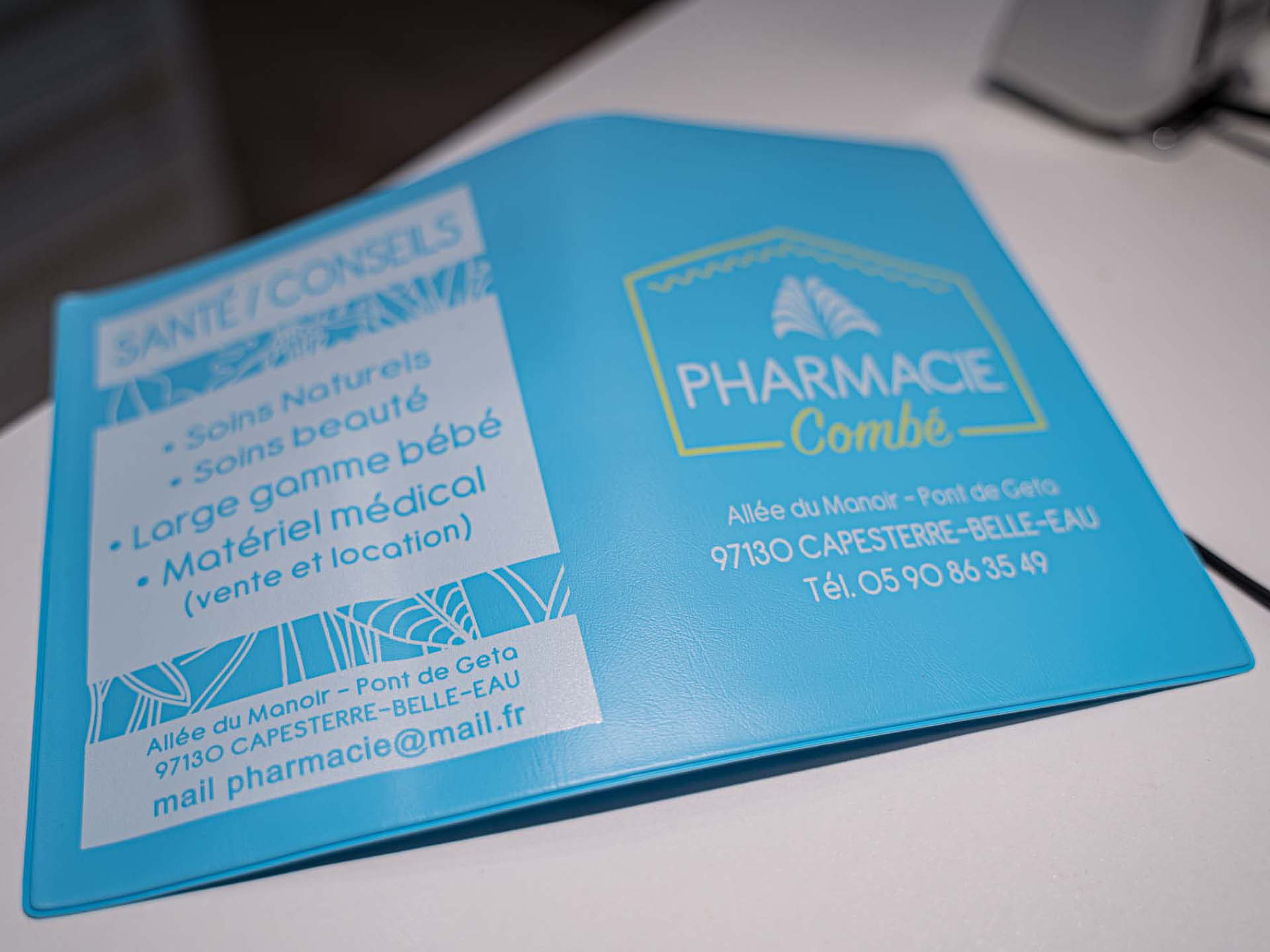 Supports de communication – Création de supports visuels et d’outils graphiques en cohérence avec la nouvelle identité de la pharmacie.