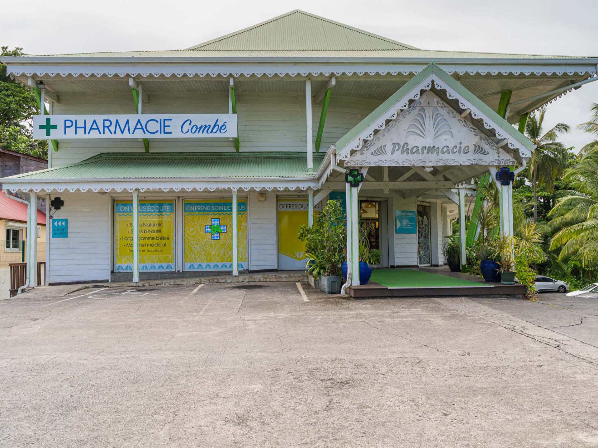 Façade – Façade rénovée de la Pharmacie Combé à Capesterre-Belle-Eau, combinant architecture créole et design moderne.