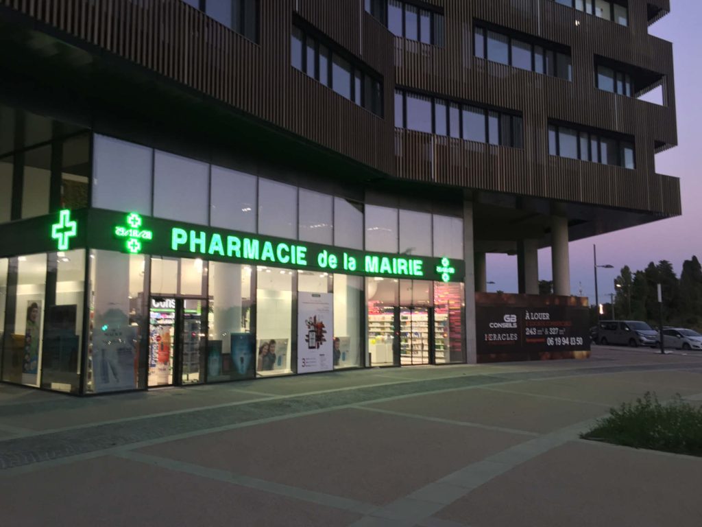 Façade moderne et colorée de la pharmacie de la Mairie à Montpellier, reflétant son nouvel agencement et sa visibilité renforcée.