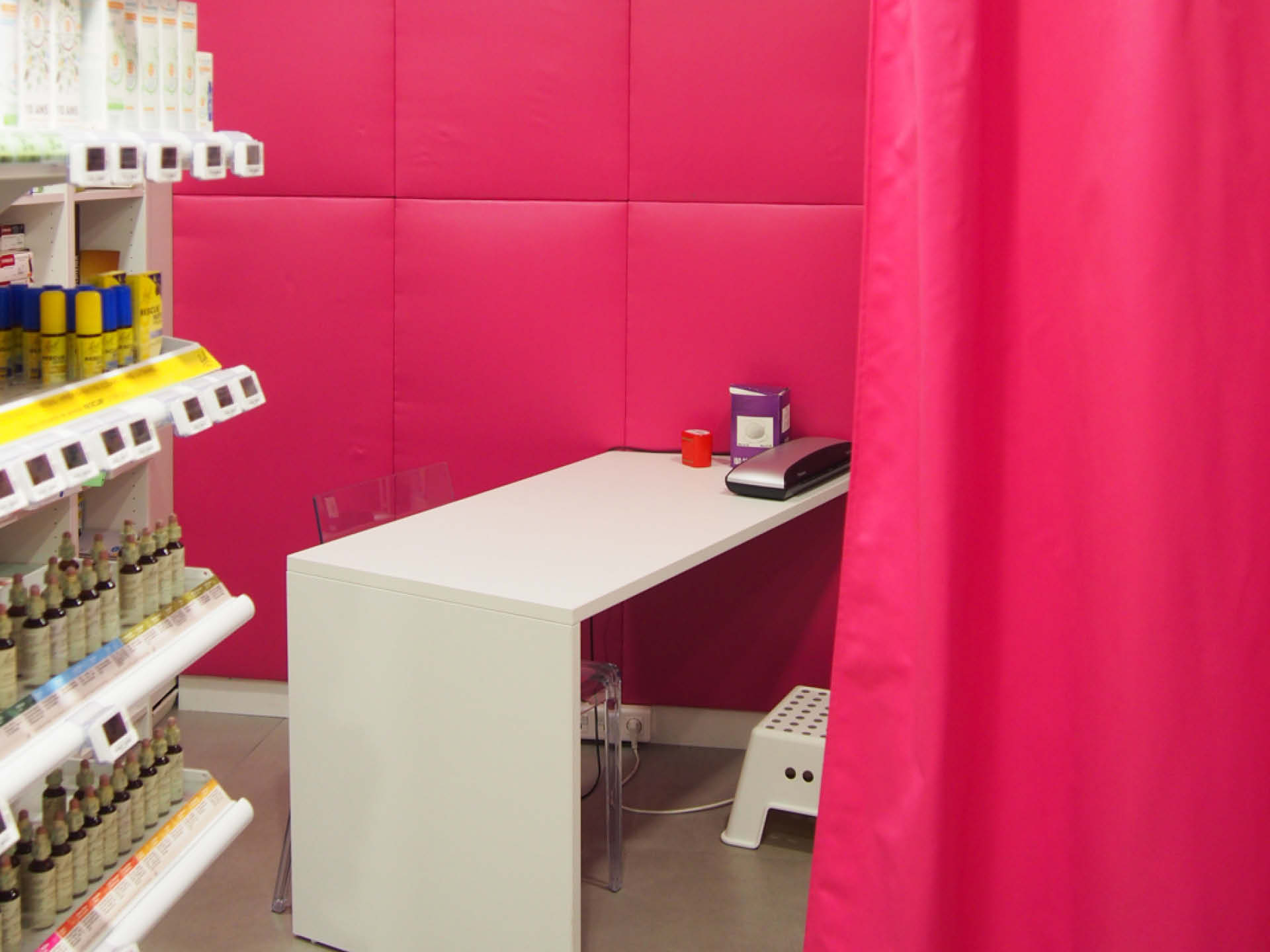 Cabine de confidentialité chaleureuse et ergonomique, favorisant un échange discret et confortable entre patients et pharmacien.